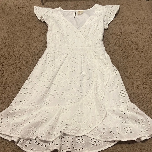White summer dress - Picture 1 of 3
